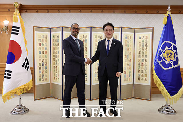 김민석 국무총리(오른쪽)가 23일 오전 서울 종로구 정부서울청사에서 마이클 해리스 뉴욕증권거래소 부회장과 만나 기념촬영을 하고 있다. /국무총리실