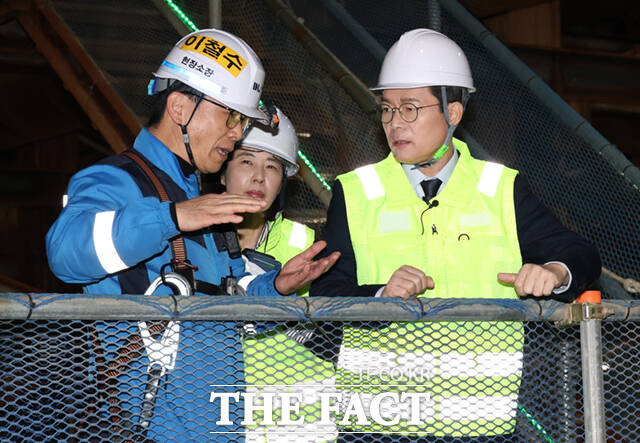 정원오 더불어민주당 서울시장 예비후보가 23일 오전 서울 강남구 영동대로 지하공간 복합개발 건설공사 현장을 방문, 1공구 현장을 둘러보고 있다. /이새롬 기자