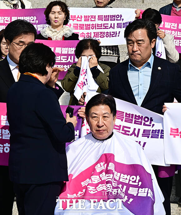 박형준 부산시장이 23일 오전 서울 여의도 국회 본청 앞 계단에서 글로벌 허브도시 특별법 제정을 촉구하며 삭발을 하고 있다. /국회=배정한 기자