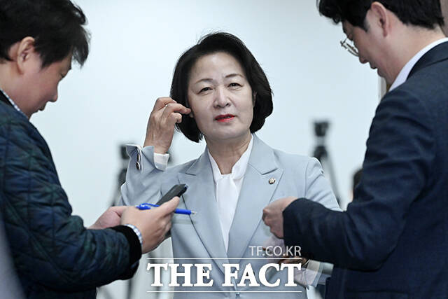 추미애 더불어민주당 의원이 법제사법위원장직 사퇴 관련 기자회견을 준비하고 있다.