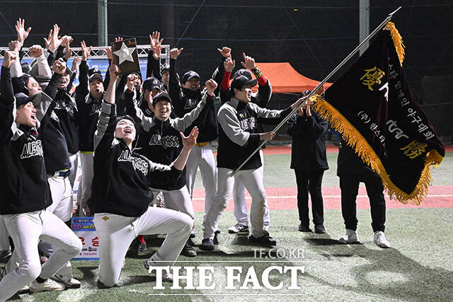 알바트로스팀이 우승기를 휘날리고 있다.