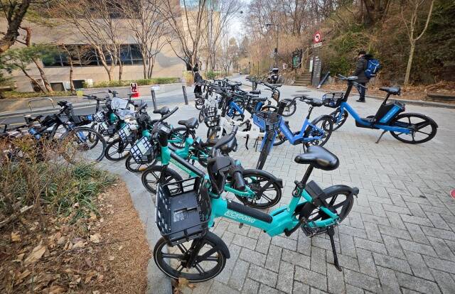 서초구는 보행자들의 통행을 방해하며 안전에 위협이 되는 전기자전거를 오는 4월 27일부터 즉시 수거한다고 밝혔다. /서초구