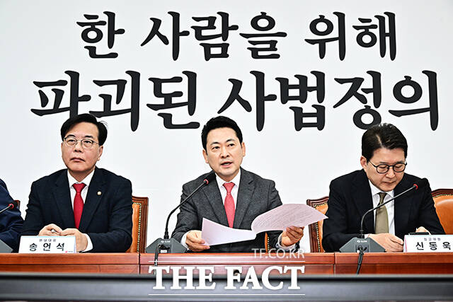 위기론 확산에도 불구하고 대구시장 공천 재검토는 없을 가능성이 크다. 사진은 장동혁 국민의힘 대표가 23일 오전 서울 여의도 국회에서 열린 최고위원회의에 참석해 모두발언을 하고 있는 모습. /배정한 기자