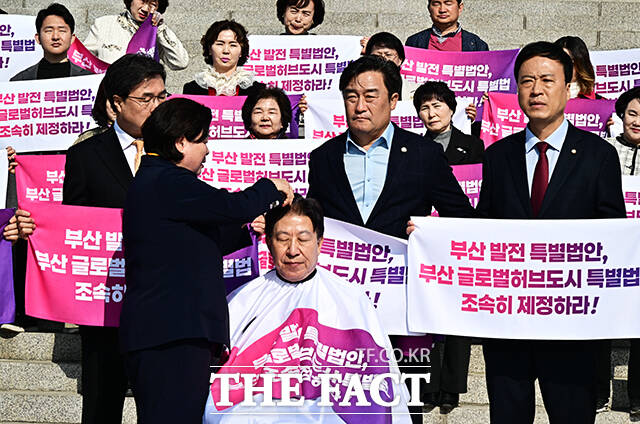 박형준 부산시장이 23일 오전 서울 여의도 국회 본청 앞 계단에서 글로벌 허브도시 특별법 제정을 촉구하며 삭발을 하고 있다. /국회=배정한 기자