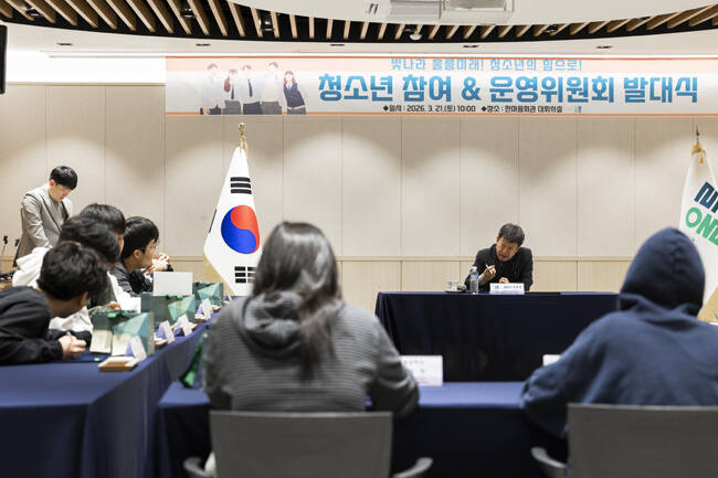 청소년 참여위원과 운영위원이 남한권 울릉군수와 소통 간담회를 하고 있다. /울릉군