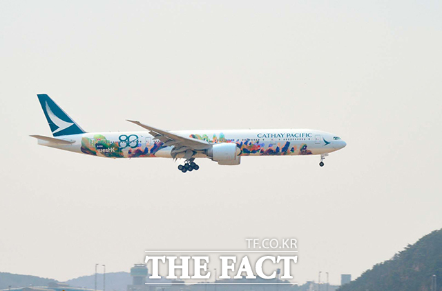 창립 80주년을 맞이한 캐세이퍼시픽항공(Cathay Pacific)이 23일 인천 중구 인천국제공항에서 80주년 기념 특별 도장 항공기를 선보이고 있다. /인천국제공항=박헌우 기자