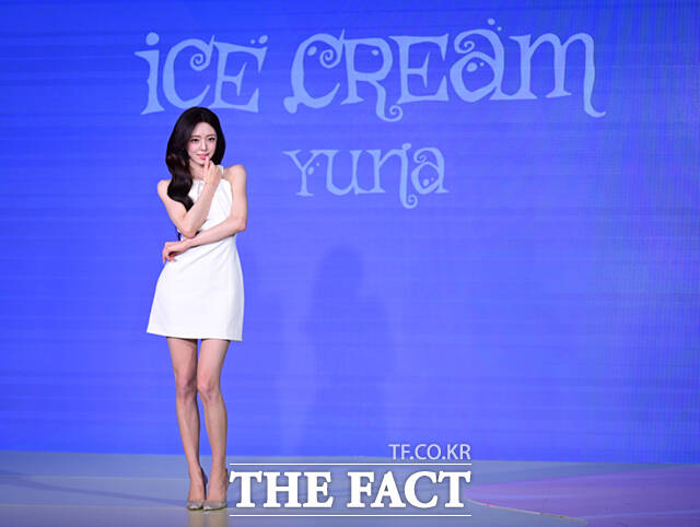 있지(ITZY) 유나가 23일 서울 광진구 풀만 앰배서더 서울 이스트폴에서 열린 솔로 데뷔 첫 미니 앨범 '아이스크림(Ice Cream)' 발매 기념 기자간담회에 참석해 포즈를 취하고 있다. /이새롬 기자