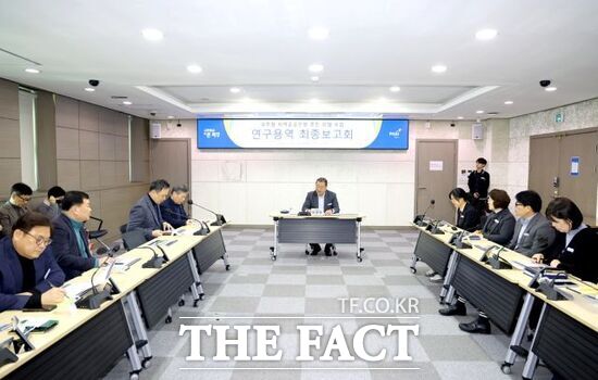 김경일 경기 파주시장(가운데)을 비롯한 파주시 관계자들과 양준호 인천대 교수 등 인천대 산학협력단 관계자들이 20일 파주형 지역공공은행 추진 모델 수립 연구용역 최종보고회 자리에서 추진 방향을 논의하고 있다. /파주시