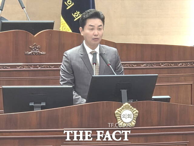 김철환 천안시의원이 23일 열린 제287회 천안시의회 임시회 1차 본회의에서 5분 자유발언을 하고 있다. /정효기 기자