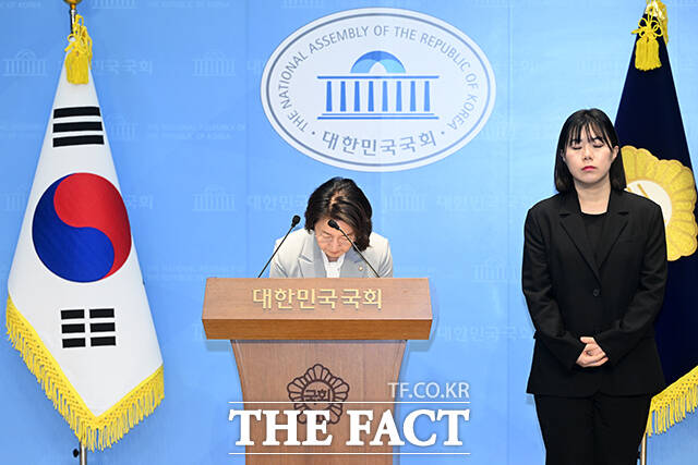 추미애 더불어민주당 의원이 법제사법위원장직 사퇴 관련 기자회견을 준비하고 있다.