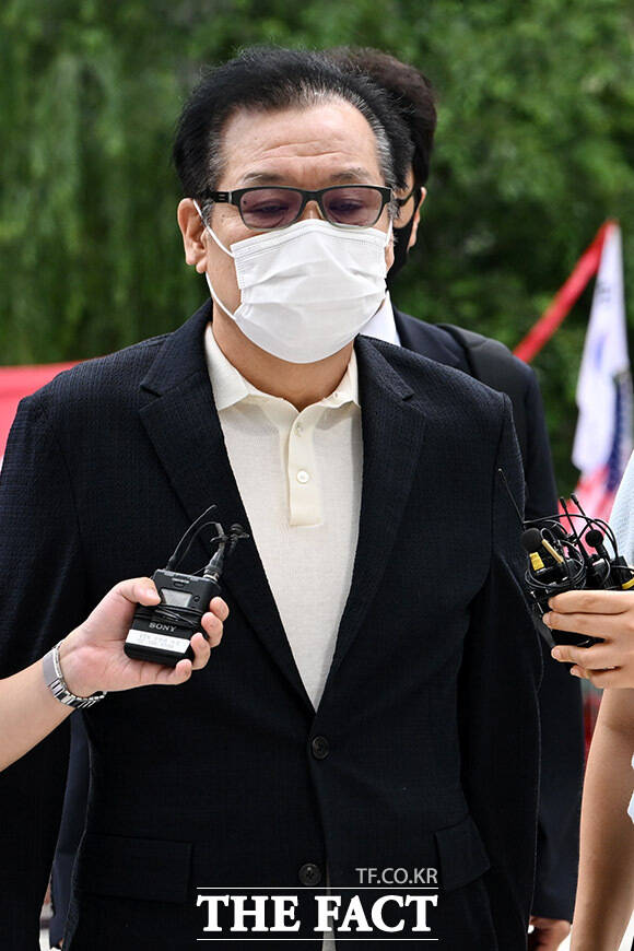 무속인 '건진법사' 전성배 씨가 지난해 8월 서울 종로구 KT광화문빌딩 웨스트에 마련된 민중기 특검 사무실에 출석하고 있다./남용희 기자