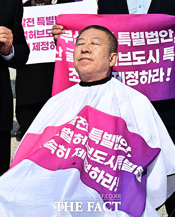 박형준 부산시장이 23일 오전 서울 여의도 국회 본청 앞 계단에서 글로벌 허브도시 특별법 제정을 촉구하며 삭발을 하고 있다. /국회=배정한 기자