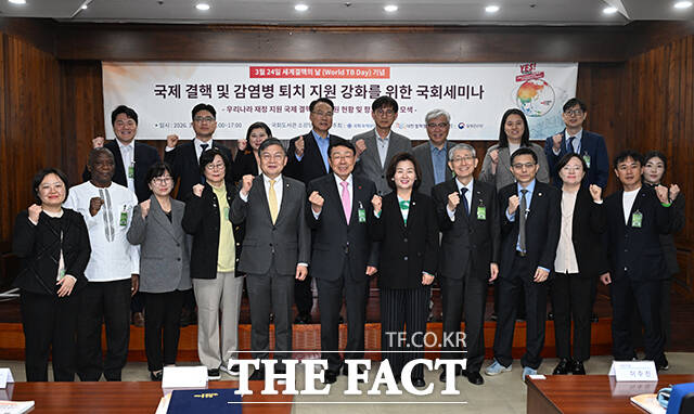 이수진 더불어민주당 의원이 23일 오후 서울 여의도 국회도서관에서 열린 국회국제보건의료포럼 ‘국제 결핵 및 감염병 퇴치 지원 강화를 위한 국회세미나’에 참석해 개회사를 하고 있다. /국회=서예원 기자