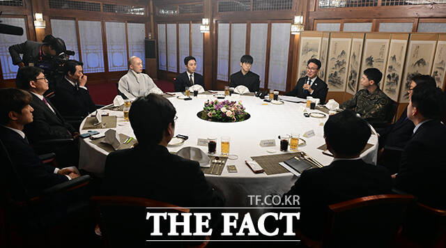 김민석 국무총리(왼쪽)가 23일 오후 서울 종로구 국무총리 서울공관에서 열린 생명대사 및 천명수호처 만찬간담회에 참석해 인사말을 하고 있다. /임영무 기자