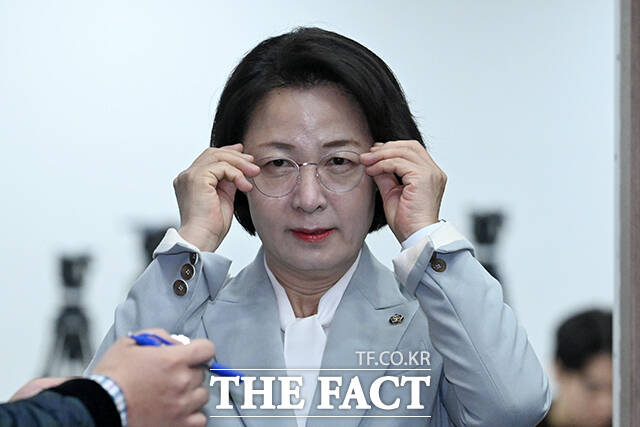 경기도지사 출마를 선언한 한준호 후보는 추미애 후보를 향해 '여성 가산점 10%'를 포기해야 한다고 주장했다. 사진은 23일 국회 소통관에서 법제사법위원장직 사퇴 관련 기자회견을 준비하고 있는 추 후보의 모습. /서예원 기자