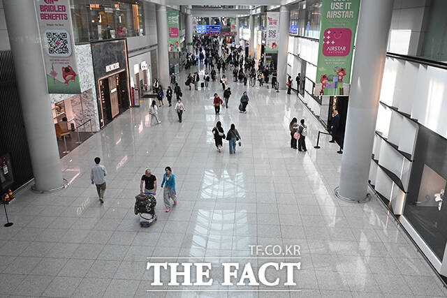 원·달러 환율이 1500원 선을 돌파한 23일 오후 인천국제공항 면세구역이 한산한 모습을 보이고 있다. /인천국제공항=박헌우 기자