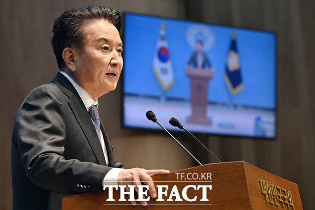 [더팩트ㅣ국회=남용희 기자] 김영환 충북도지사가 18일 오후 서울 여의도 국회 소통관에서 국민의힘 공천관리위원회가 내린 컷오프(공천 배제) 결정과 구속영장 신청에 따른 입장을 밝히고 있다.