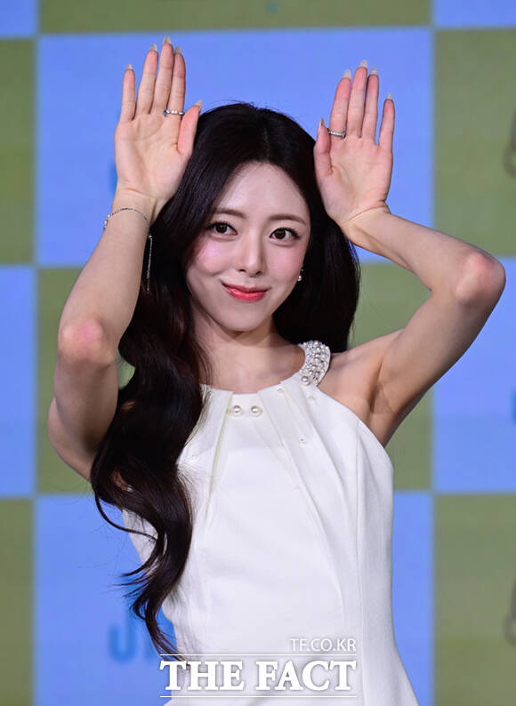 있지(ITZY) 유나가 23일 서울 광진구 풀만 앰배서더 서울 이스트폴에서 열린 솔로 데뷔 첫 미니 앨범 '아이스크림(Ice Cream)' 발매 기념 기자간담회에 참석해 포즈를 취하고 있다. /이새롬 기자