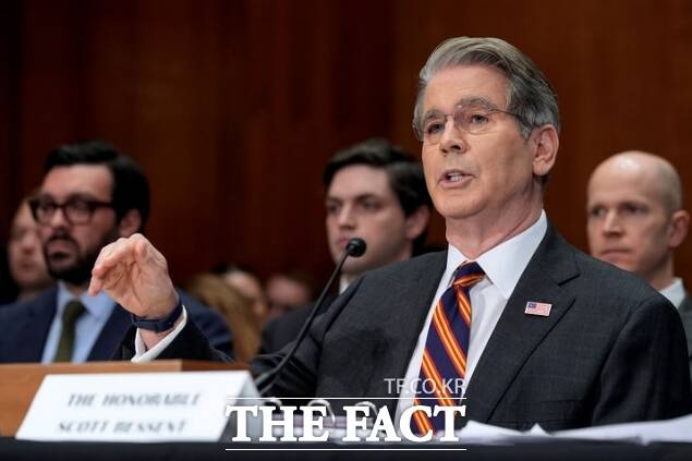 미국 정부가 이란산 원유 제재를 한시적으로 풀고 한국과 일본 등 동맹국에 공급해 에너지 부담을 낮추기로 결정했다. 스콧 베선트 미국 재무장관이 2월 5일(현지 시간) 상원 은행위원회 청문회에 출석해 의원들의 질의에 답변하고 있다. /AP·뉴시스