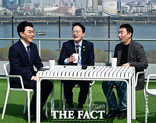 박주민 더불어민주당 서울시장 예비후보(가운데)가 23일 오전 서울 여의도 국회 강변서재에서 김남국 대변인(왼쪽), 김용민 의원과 티타임을 갖고 있다. /국회=배정한 기자