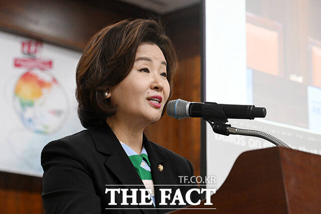 이수진 더불어민주당 의원이 23일 오후 서울 여의도 국회도서관에서 열린 국회국제보건의료포럼 ‘국제 결핵 및 감염병 퇴치 지원 강화를 위한 국회세미나’에 참석해 개회사를 하고 있다. /국회=서예원 기자