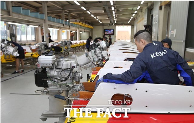 미사경정장에서 선수들이 최고의 기량을 선보이기 위해 모터보트를 정비하고 있다./국민체육진흥공단