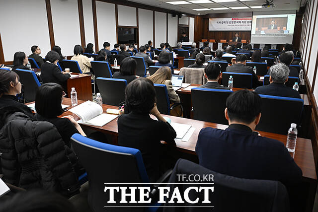 이수진 더불어민주당 의원이 23일 오후 서울 여의도 국회도서관에서 열린 국회국제보건의료포럼 ‘국제 결핵 및 감염병 퇴치 지원 강화를 위한 국회세미나’에 참석해 개회사를 하고 있다. /국회=서예원 기자