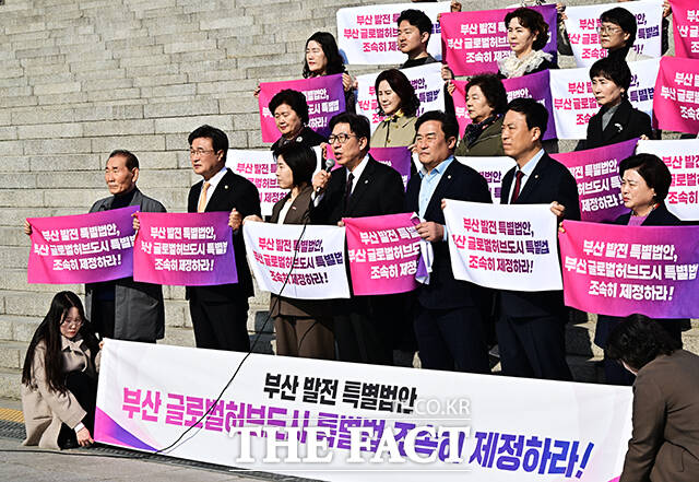 박형준 부산시장이 23일 오전 서울 여의도 국회 본청 앞 계단에서 글로벌 허브도시 특별법 제정을 촉구하며 삭발을 하고 있다. /국회=배정한 기자