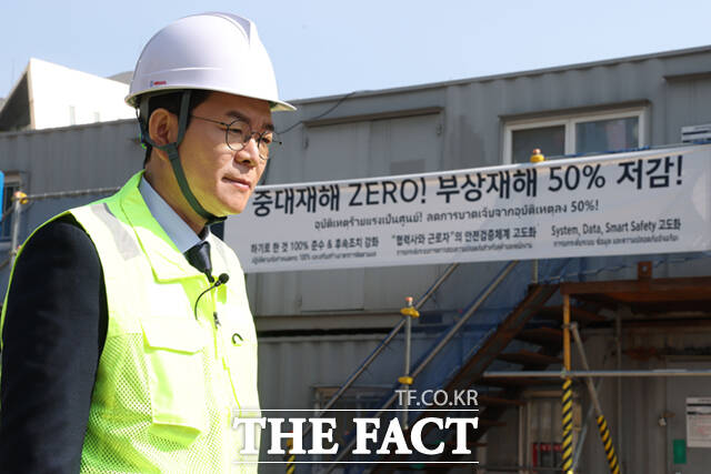 정원오 더불어민주당 서울시장 예비후보가 23일 서울 강남구 영동대로 복합개발 지하공사 현장을 찾아 '하나씩 안전 착착!' 안전 공약을 발표하고 있다.