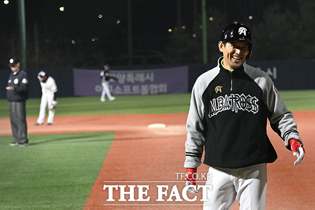 오지호가 1루에서 미소를 짓고 있다.