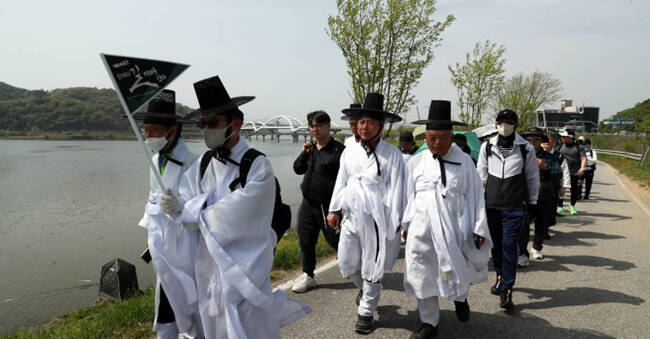 퇴계마지막 귀향길 재현행사 참가자들이 안동에 진입하고 있다./ 안동시