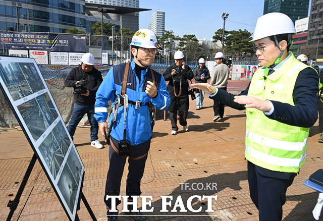 정원오 더불어민주당 서울시장 예비후보가 23일 서울 강남구 영동대로 복합개발 지하공사 현장을 찾아 '하나씩 안전 착착!' 안전 공약을 발표하고 있다.