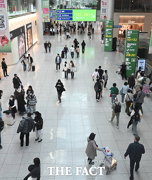 원·달러 환율이 1500원 선을 돌파한 23일 오후 인천국제공항 면세구역이 한산한 모습을 보이고 있다. /인천국제공항=박헌우 기자