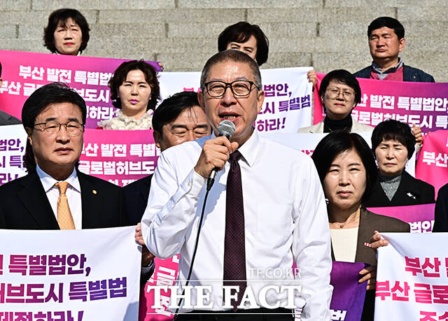 박형준 부산시장이 23일 오전 서울 여의도 국회 본청 앞 계단에서 글로벌 허브도시 특별법 제정을 촉구하며 삭발을 하고 있다. /국회=배정한 기자