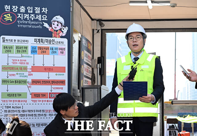 정원오 더불어민주당 서울시장 예비후보가 23일 서울 강남구 영동대로 복합개발 지하공사 현장을 찾아 '하나씩 안전 착착!' 안전 공약을 발표하고 있다.