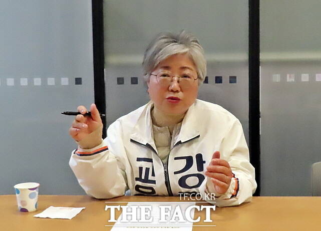 강미애 세종시교육감 예비후보가 지난 20일 세종시 자신의 선거사무소에서 <더팩트>와 인터뷰를 하고 있다. /김형중 기자