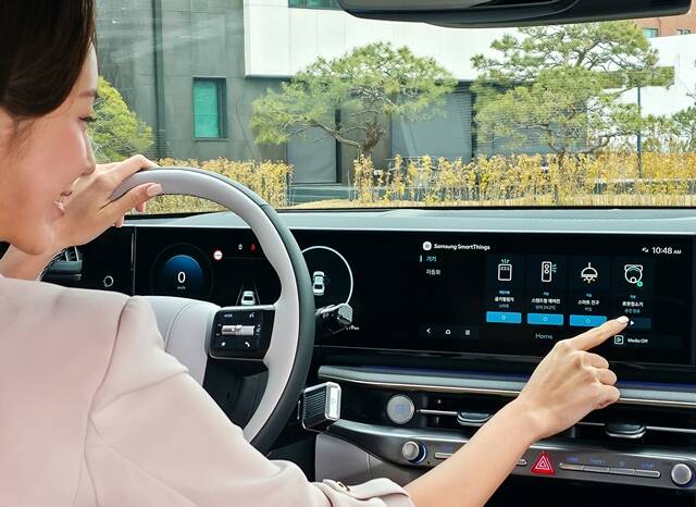 삼성전자 모델이 차량에서 집 안 가전기기를 제어하는 '카투홈' 서비스를 소개하고 있다. /삼성전자