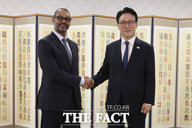 김민석 국무총리(오른쪽)가 23일 오전 서울 종로구 정부서울청사에서 마이클 해리스 뉴욕증권거래소 부회장과 만나 기념촬영을 하고 있다. /국무총리실