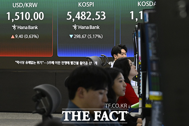 한 딜러가 머리에 손을 댄 채 고민하고 있다.