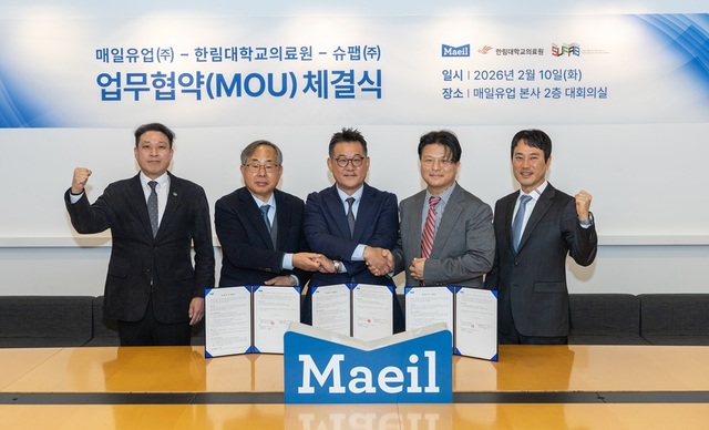 매일유업이 한림대학교의료원, 슈팹과 손잡고 자사의 균형영양식(환자식) 브랜드 '메디웰'의 전문성 강화에 나선다. 사진은 왼쪽부터 이재준 한림대학교 춘천성심병원장(의료원 연구혁신위원장), 김용선 한림대학교 의료원장, 곽정우 매일유업 대표이사, 이진규 슈팹㈜ 대표이사, 단현석 한림대학교 의료원 전략기획국장. /매일유업