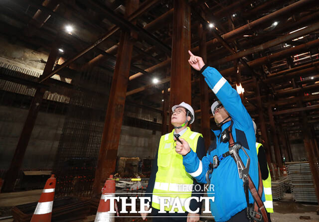 정원오 더불어민주당 서울시장 예비후보가 23일 서울 강남구 영동대로 복합개발 지하공사 현장을 찾아 '하나씩 안전 착착!' 안전 공약을 발표하고 있다.