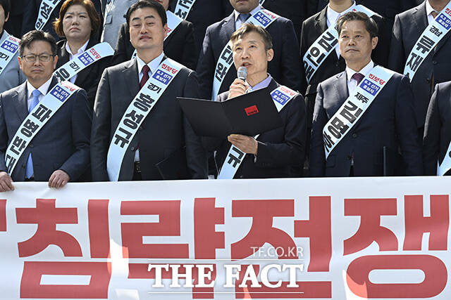 이상규 진보당 서울특별시장 후보(왼쪽 세 번째)가 발언하고 있다.