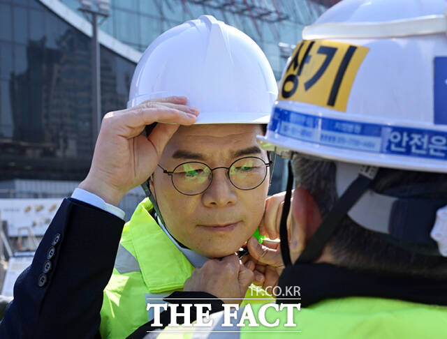 정원오 더불어민주당 서울시장 예비후보가 23일 서울 강남구 영동대로 복합개발 지하공사 현장을 찾아 '하나씩 안전 착착!' 안전 공약을 발표하고 있다.