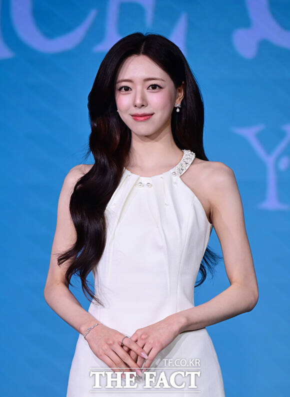 있지(ITZY) 유나가 23일 서울 광진구 풀만 앰배서더 서울 이스트폴에서 열린 솔로 데뷔 첫 미니 앨범 '아이스크림(Ice Cream)' 발매 기념 기자간담회에 참석해 포즈를 취하고 있다. /이새롬 기자