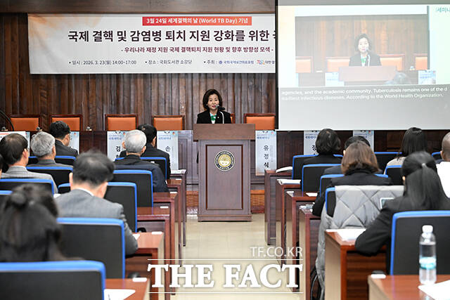 이수진 더불어민주당 의원이 23일 오후 서울 여의도 국회도서관에서 열린 국회국제보건의료포럼 ‘국제 결핵 및 감염병 퇴치 지원 강화를 위한 국회세미나’에 참석해 개회사를 하고 있다. /국회=서예원 기자