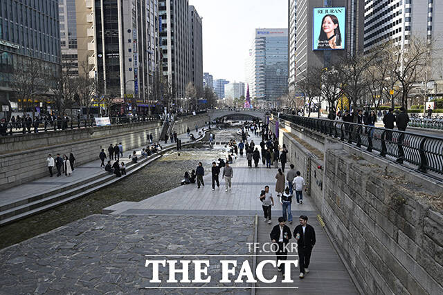 시민들이 서울 종로구 청계천의 산책로를 걷고 있다.