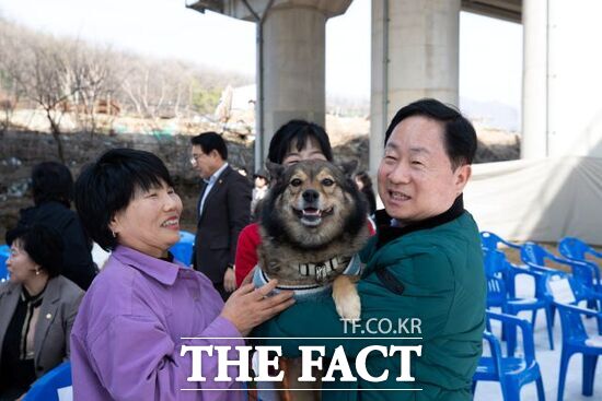 23일 경기 남양주시 평내동 183-2번지 일원에서 열린 반려견 놀이터 조성 사업 착공 행사 및 반려인 소통 간담회에서 주광덕 시장(오른쪽)이 견주와 함께 한 반려견을 안으며 친밀감을 보이고 있다. /남양주시