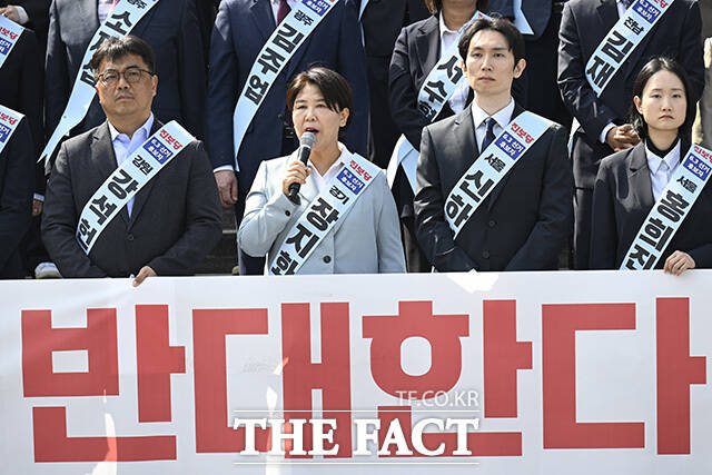 장지화 진보당 경기 성남시장 후보(왼쪽에서 두 번째)가 발언하고 있다.