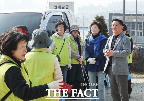 대전시 서구가 봄을 맞아 20일과 21일 괴정동과 내동에서 주민과 함께하는 환경정화 활동을 펼쳤다. 서철모 청장(오른쪽)이 내동 환경정화에 앞서 인사말을 하고 있다. /대전 서구