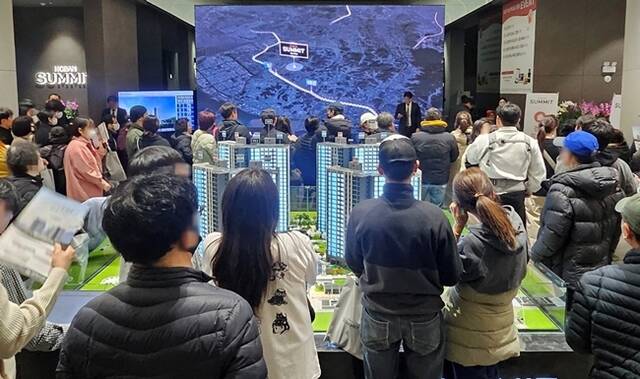 지난 20일 개관한 '호반써밋 시흥거모 B1블록' 견본주택에 사흘간 약 6000여명이 방문했다. /호반건설